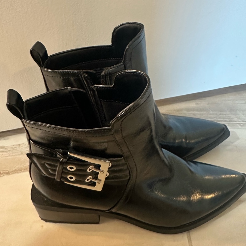 Women’s 7.5 Wild Fable Giovanna Buckle Western Ankle Boots with Memory Foam zip